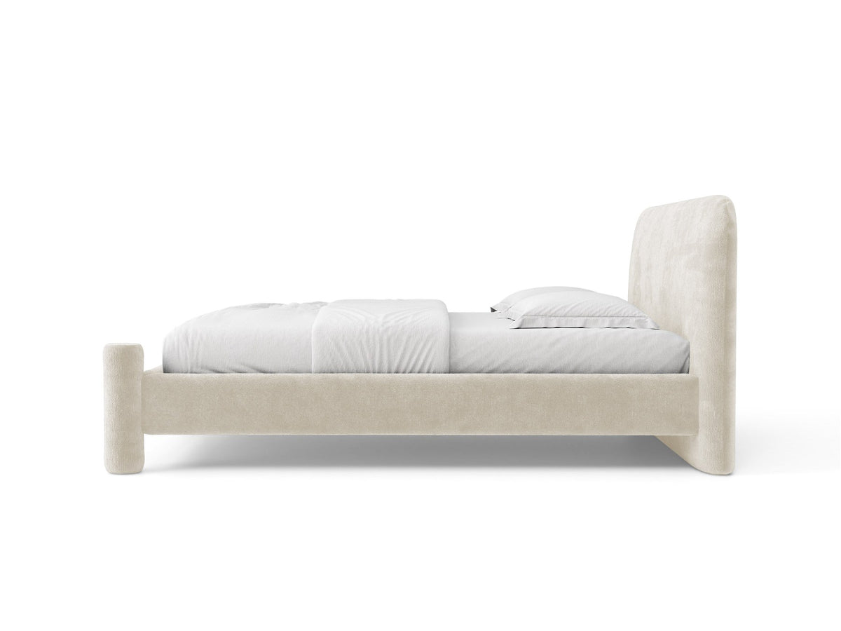 Foto des Vera Betts mit gepolstertem, abgerundetem Kopfteil in leichtem Beige, Chenille-Stoff, Holzbeinen und Doppelbett-Rahmen.