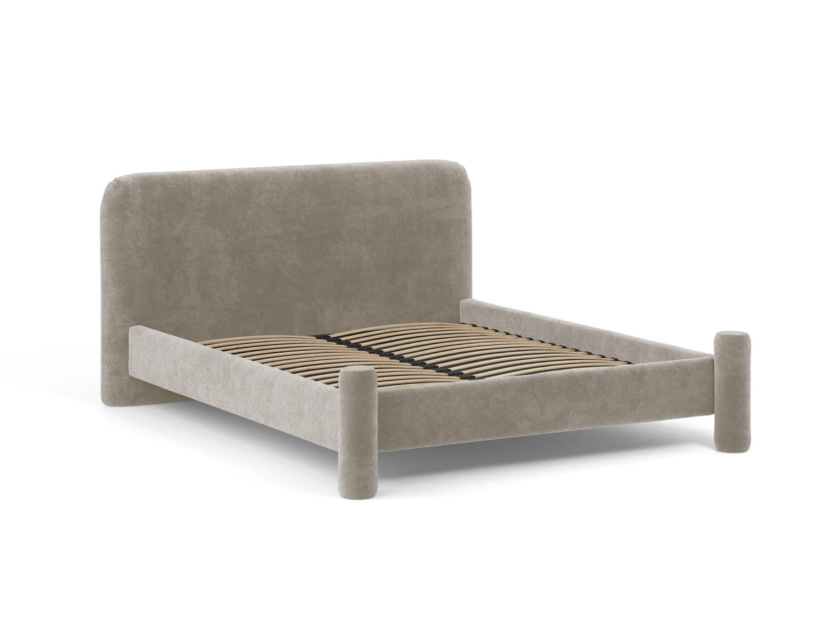 Foto des Vera Betts mit gepolstertem, abgerundetem Kopfteil in leichtem Beige, Chenille-Stoff, Holzbeinen und Doppelbett-Rahmen.