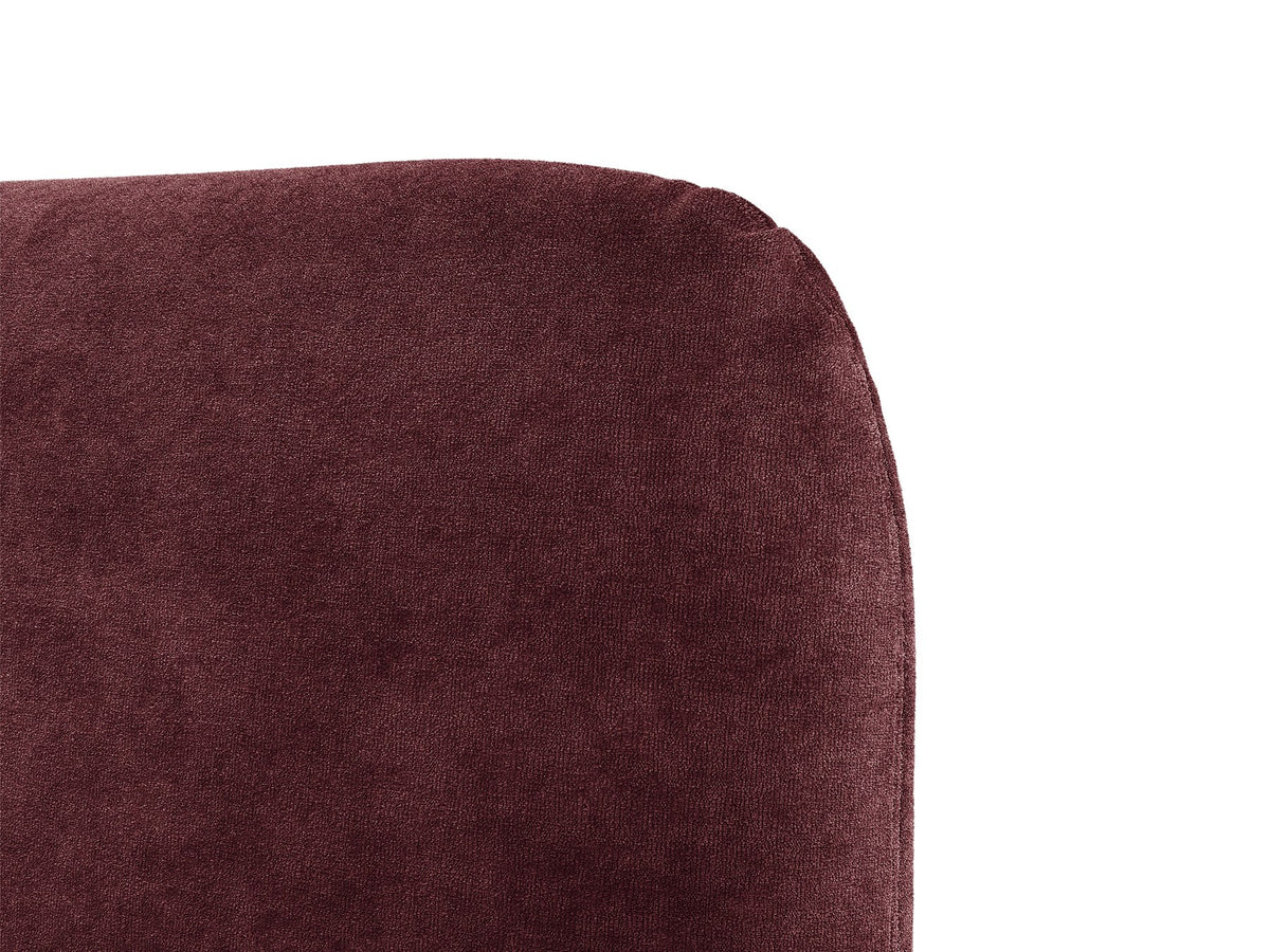 Foto des Vera Betts mit gepolstertem, abgerundetem Kopfteil in leichtem Beige, Chenille-Stoff, Holzbeinen und Doppelbett-Rahmen.