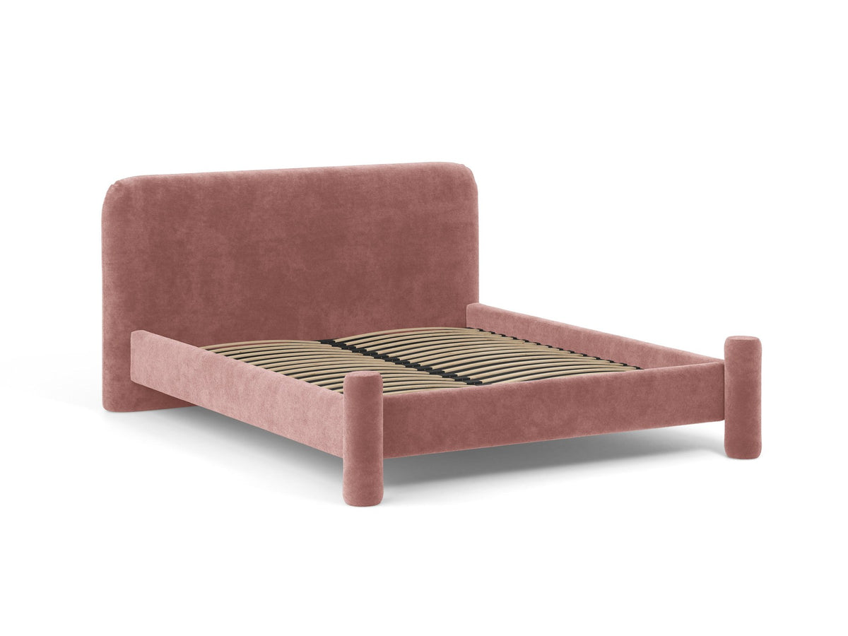 Foto des Vera Betts mit gepolstertem, abgerundetem Kopfteil in leichtem Beige, Chenille-Stoff, Holzbeinen und Doppelbett-Rahmen.