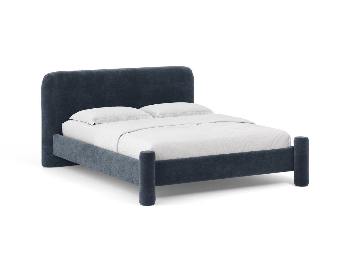 Foto des Vera Betts mit gepolstertem, abgerundetem Kopfteil in leichtem Beige, Chenille-Stoff, Holzbeinen und Doppelbett-Rahmen.