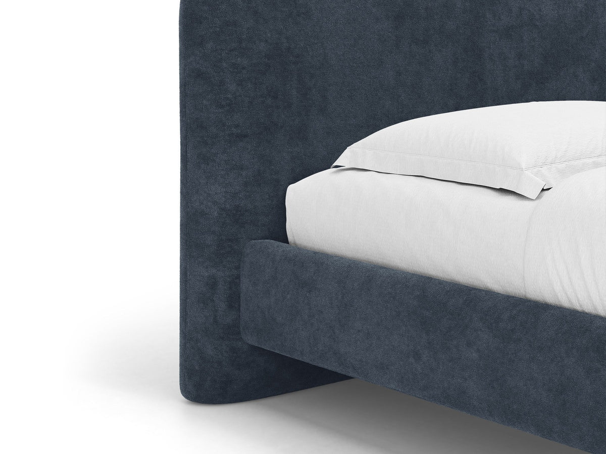 Foto des Vera Betts mit gepolstertem, abgerundetem Kopfteil in leichtem Beige, Chenille-Stoff, Holzbeinen und Doppelbett-Rahmen.