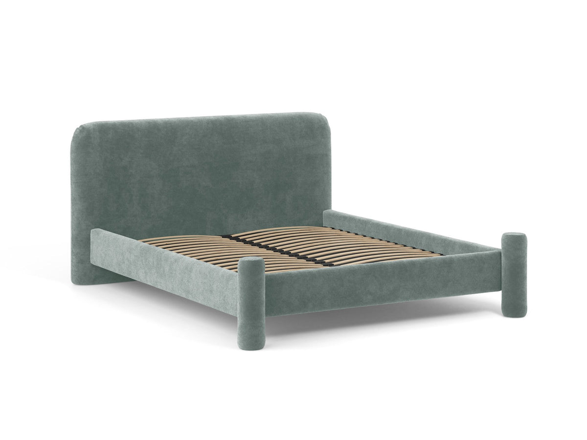 Foto des Vera Betts mit gepolstertem, abgerundetem Kopfteil in leichtem Beige, Chenille-Stoff, Holzbeinen und Doppelbett-Rahmen.