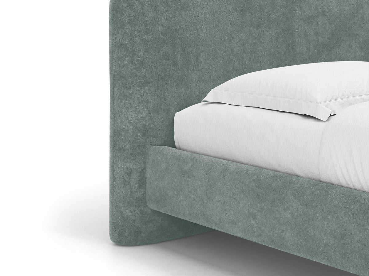 Foto des Vera Betts mit gepolstertem, abgerundetem Kopfteil in leichtem Beige, Chenille-Stoff, Holzbeinen und Doppelbett-Rahmen.