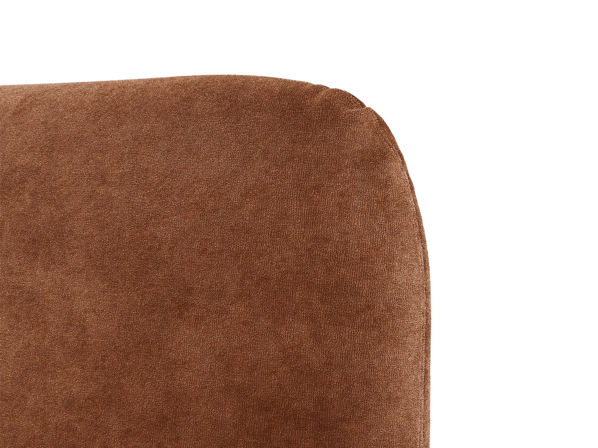 Foto des Vera Betts mit gepolstertem, abgerundetem Kopfteil in leichtem Beige, Chenille-Stoff, Holzbeinen und Doppelbett-Rahmen.