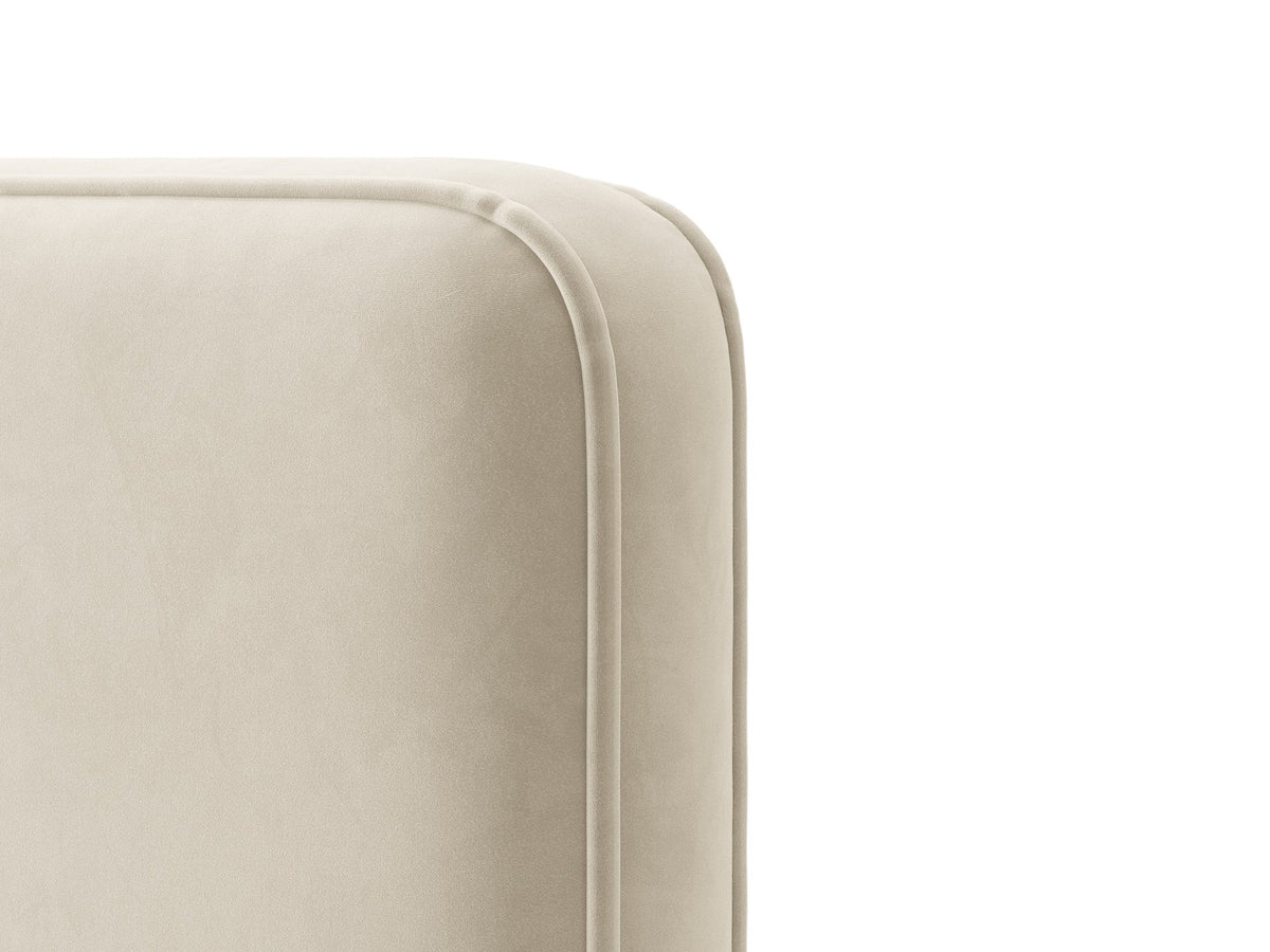 Gepolstertes Eda Bett mit Kopfteil in Beige, Stoffbezug Bjorn, schwarze Kunststoffbeine, schmaler Rahmen, Frontalansicht im Schlafzimmer.