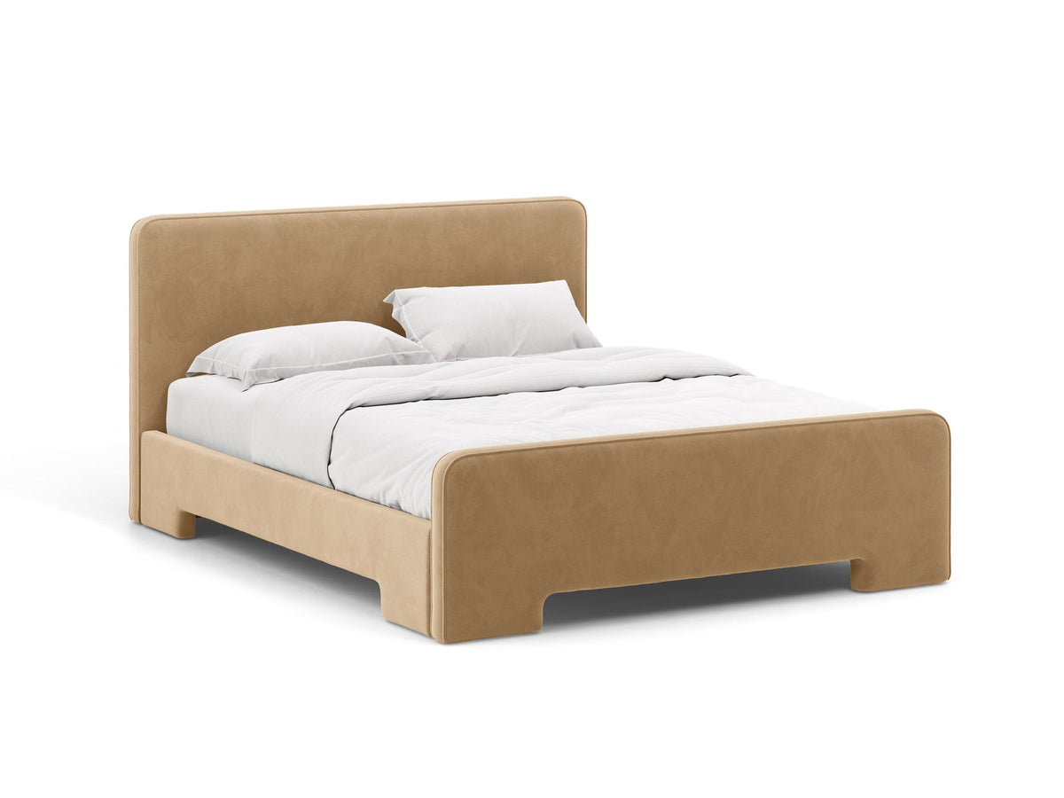 Gepolstertes Eda Bett mit Kopfteil in Beige, Stoffbezug Bjorn, schwarze Kunststoffbeine, schmaler Rahmen, Frontalansicht im Schlafzimmer.