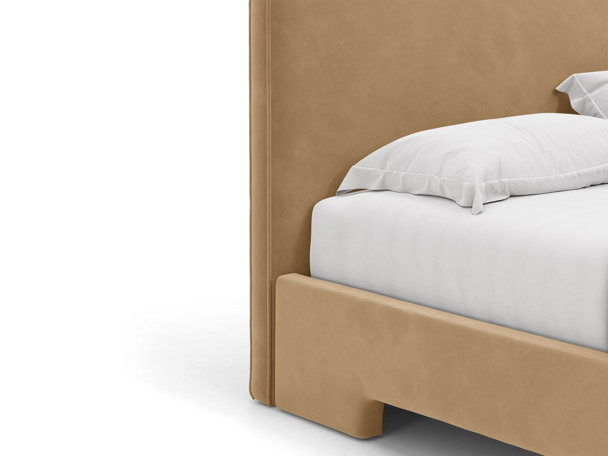 Gepolstertes Eda Bett mit Kopfteil in Beige, Stoffbezug Bjorn, schwarze Kunststoffbeine, schmaler Rahmen, Frontalansicht im Schlafzimmer.