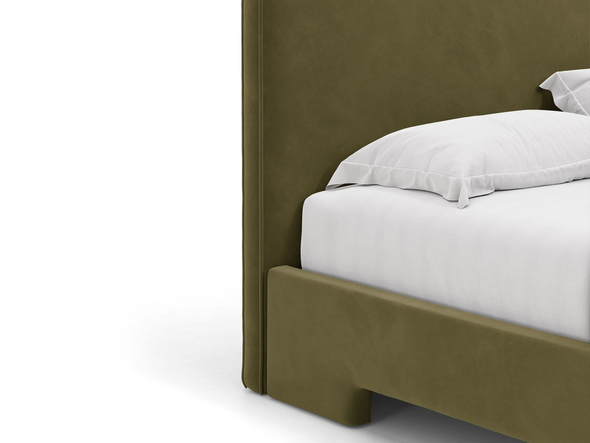 Gepolstertes Eda Bett mit Kopfteil in Beige, Stoffbezug Bjorn, schwarze Kunststoffbeine, schmaler Rahmen, Frontalansicht im Schlafzimmer.