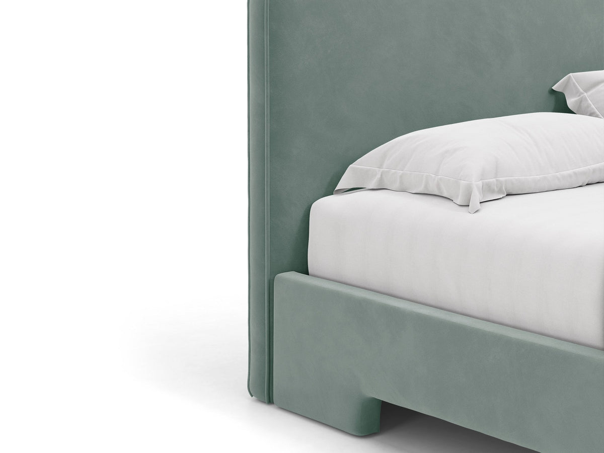 Gepolstertes Eda Bett mit Kopfteil in Beige, Stoffbezug Bjorn, schwarze Kunststoffbeine, schmaler Rahmen, Frontalansicht im Schlafzimmer.
