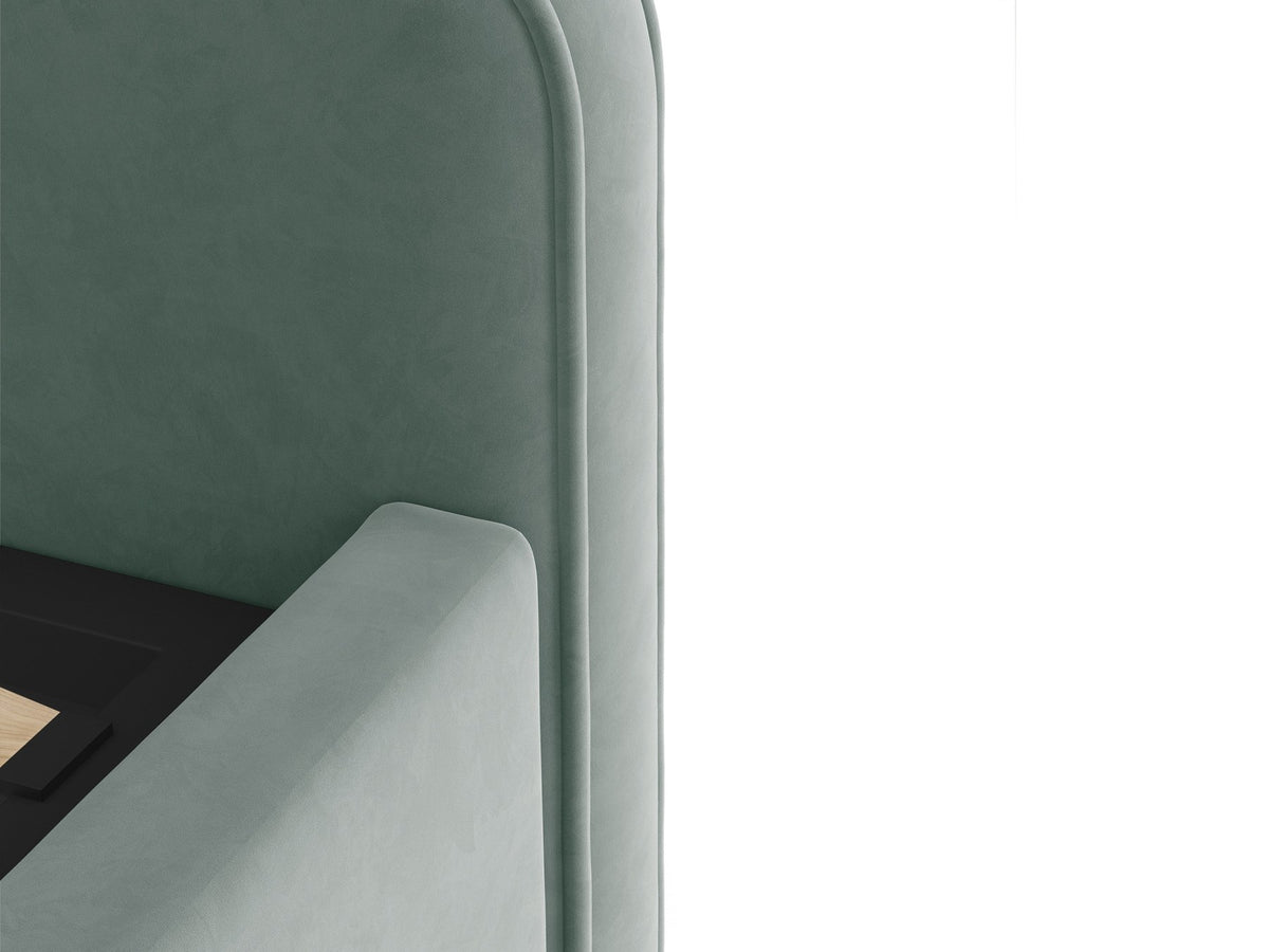 Gepolstertes Eda Bett mit Kopfteil in Beige, Stoffbezug Bjorn, schwarze Kunststoffbeine, schmaler Rahmen, Frontalansicht im Schlafzimmer.