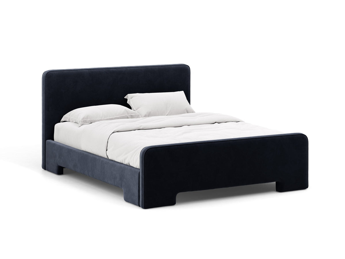 Gepolstertes Eda Bett mit Kopfteil in Beige, Stoffbezug Bjorn, schwarze Kunststoffbeine, schmaler Rahmen, Frontalansicht im Schlafzimmer.