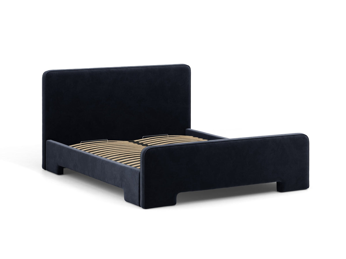 Gepolstertes Eda Bett mit Kopfteil in Beige, Stoffbezug Bjorn, schwarze Kunststoffbeine, schmaler Rahmen, Frontalansicht im Schlafzimmer.