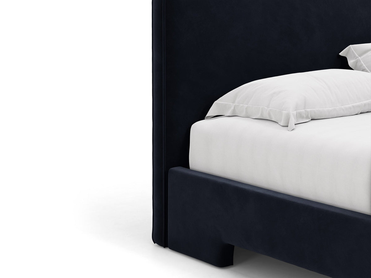 Gepolstertes Eda Bett mit Kopfteil in Beige, Stoffbezug Bjorn, schwarze Kunststoffbeine, schmaler Rahmen, Frontalansicht im Schlafzimmer.