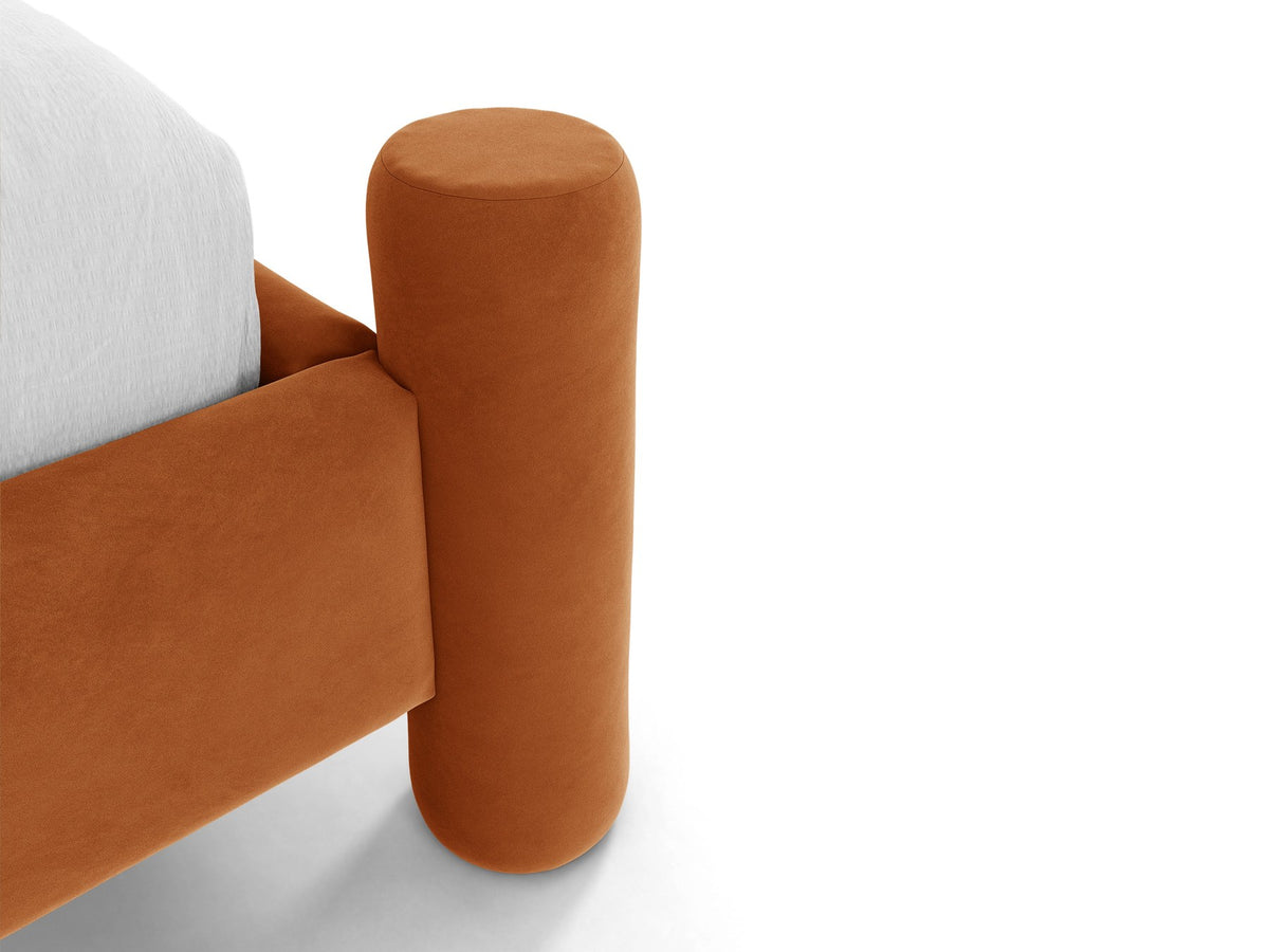 Foto des Vera Betts mit gepolstertem, abgerundetem Kopfteil in leichtem Beige, Chenille-Stoff, Holzbeinen und Doppelbett-Rahmen.