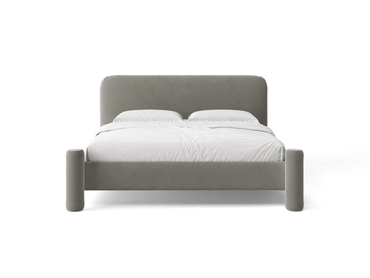 Foto des Vera Betts mit gepolstertem, abgerundetem Kopfteil in leichtem Beige, Chenille-Stoff, Holzbeinen und Doppelbett-Rahmen.