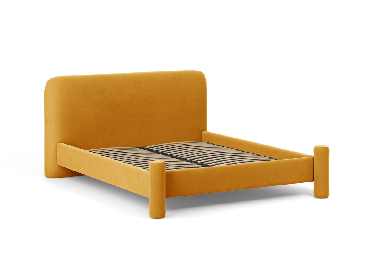 Foto des Vera Betts mit gepolstertem, abgerundetem Kopfteil in leichtem Beige, Chenille-Stoff, Holzbeinen und Doppelbett-Rahmen.