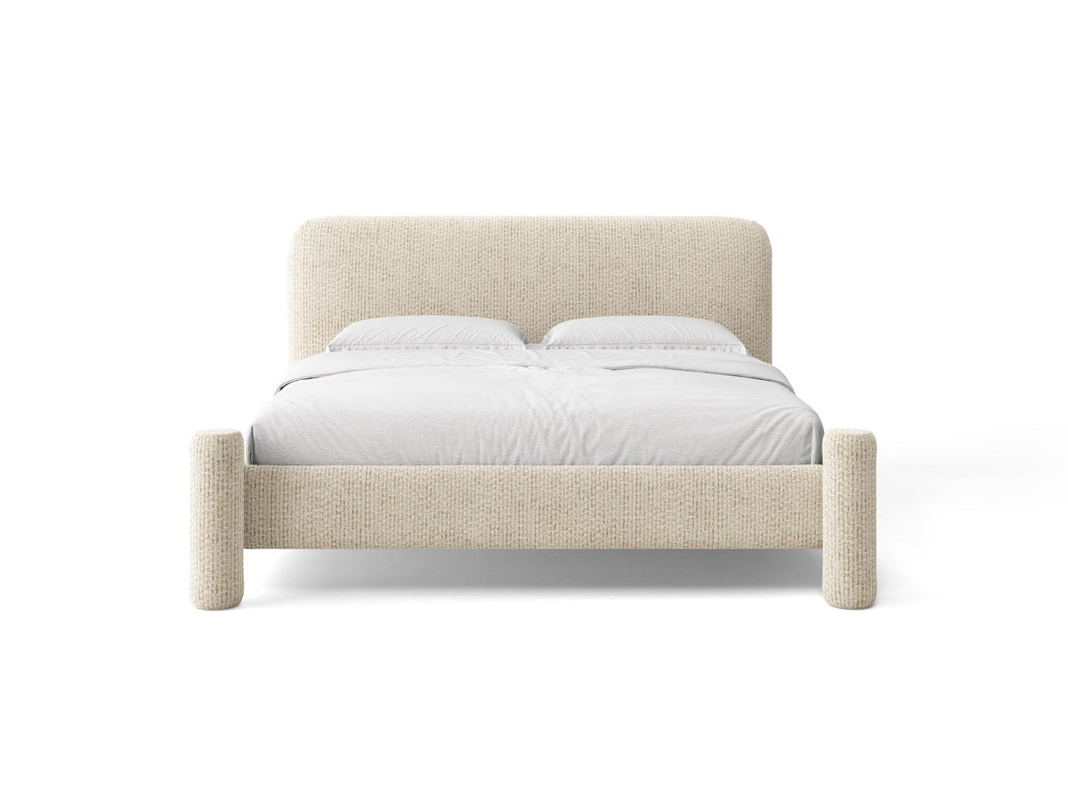 Foto des Vera Betts mit gepolstertem, abgerundetem Kopfteil in leichtem Beige, Chenille-Stoff, Holzbeinen und Doppelbett-Rahmen.