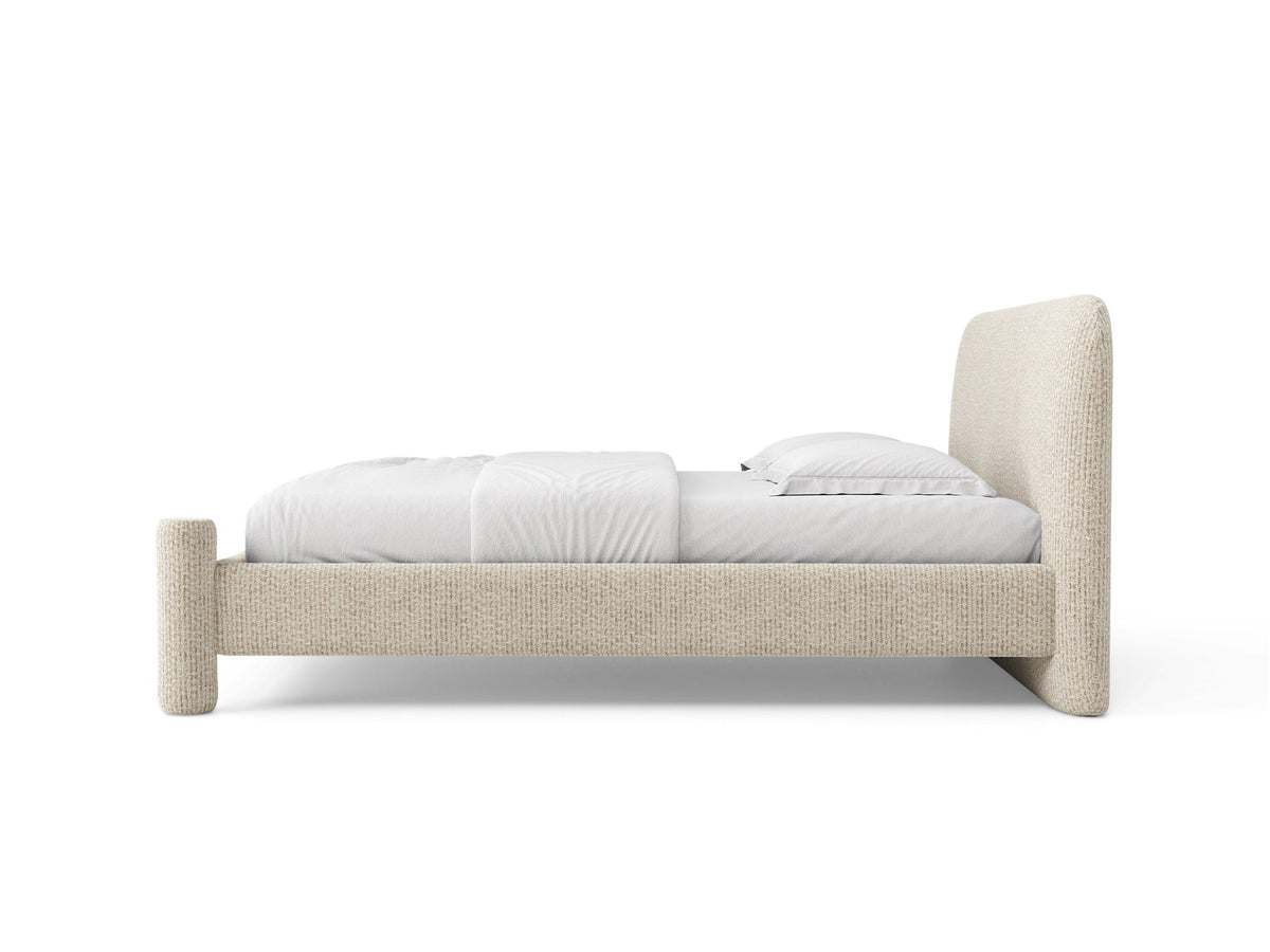 Foto des Vera Betts mit gepolstertem, abgerundetem Kopfteil in leichtem Beige, Chenille-Stoff, Holzbeinen und Doppelbett-Rahmen.