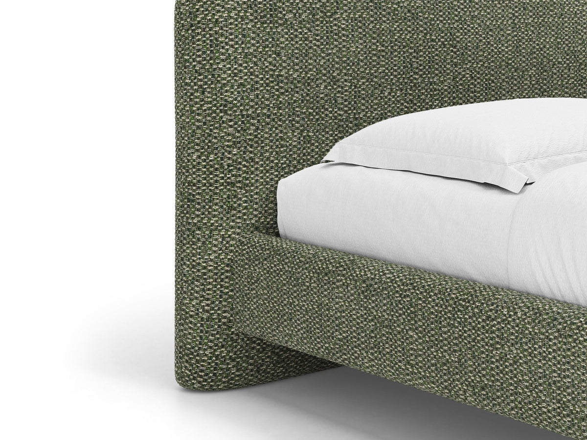 Foto des Vera Betts mit gepolstertem, abgerundetem Kopfteil in leichtem Beige, Chenille-Stoff, Holzbeinen und Doppelbett-Rahmen.