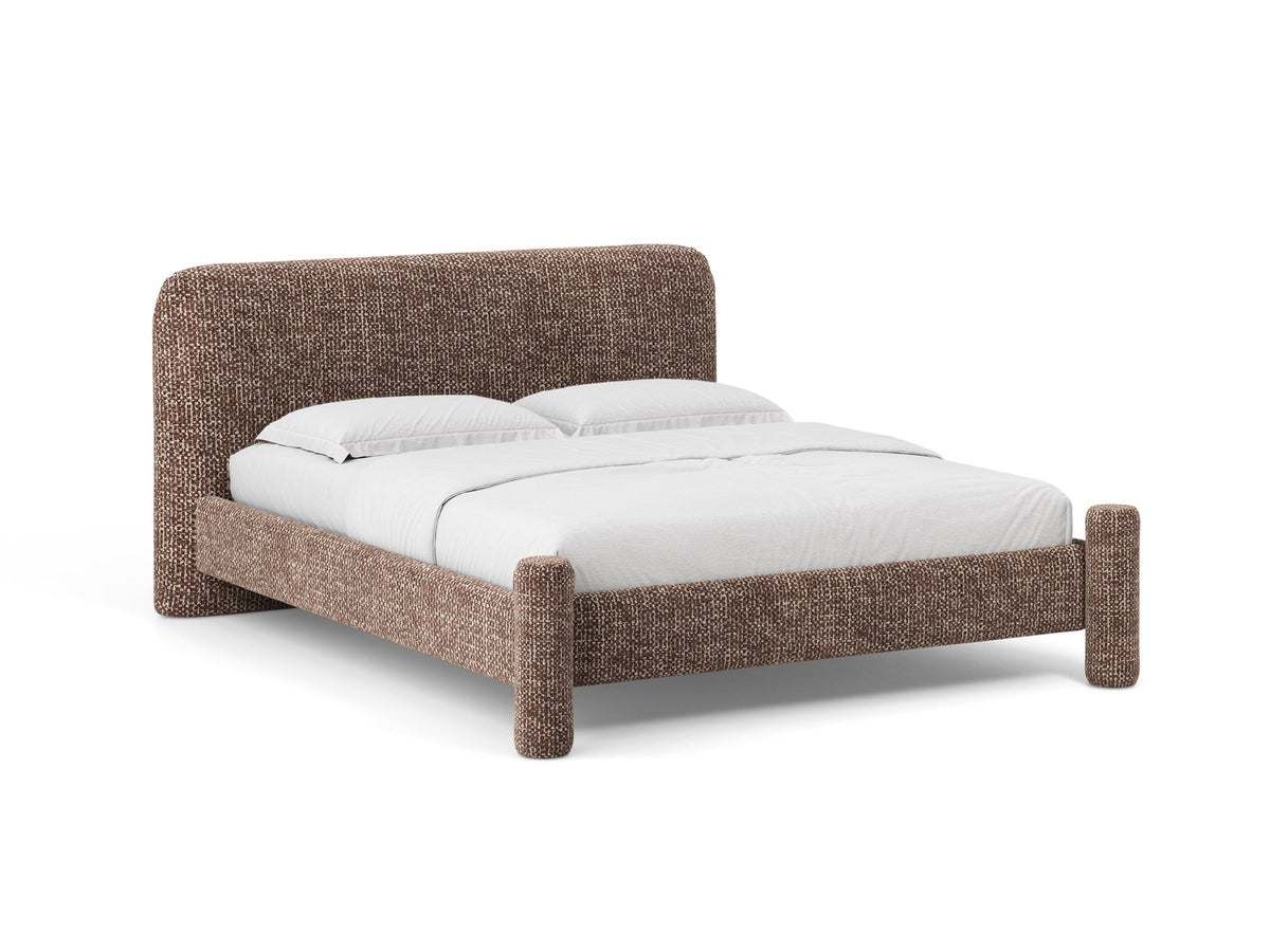 Foto des Vera Betts mit gepolstertem, abgerundetem Kopfteil in leichtem Beige, Chenille-Stoff, Holzbeinen und Doppelbett-Rahmen.