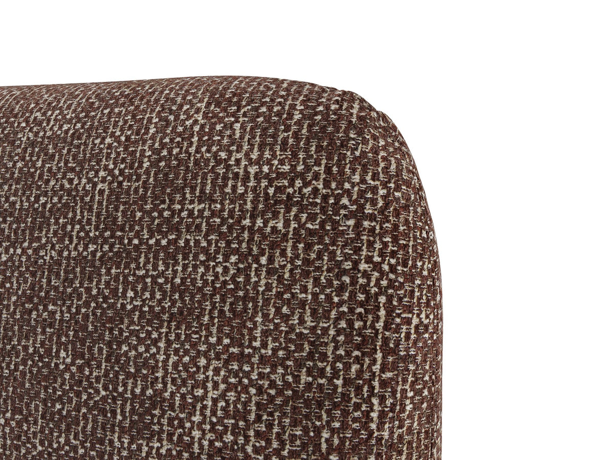 Foto des Vera Betts mit gepolstertem, abgerundetem Kopfteil in leichtem Beige, Chenille-Stoff, Holzbeinen und Doppelbett-Rahmen.