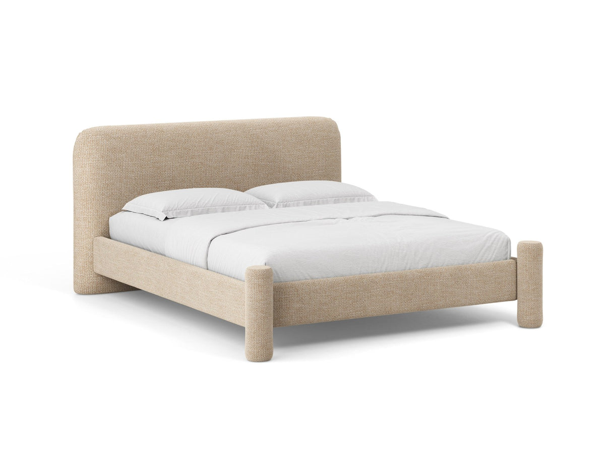 Foto des Vera Betts mit gepolstertem, abgerundetem Kopfteil in leichtem Beige, Chenille-Stoff, Holzbeinen und Doppelbett-Rahmen.