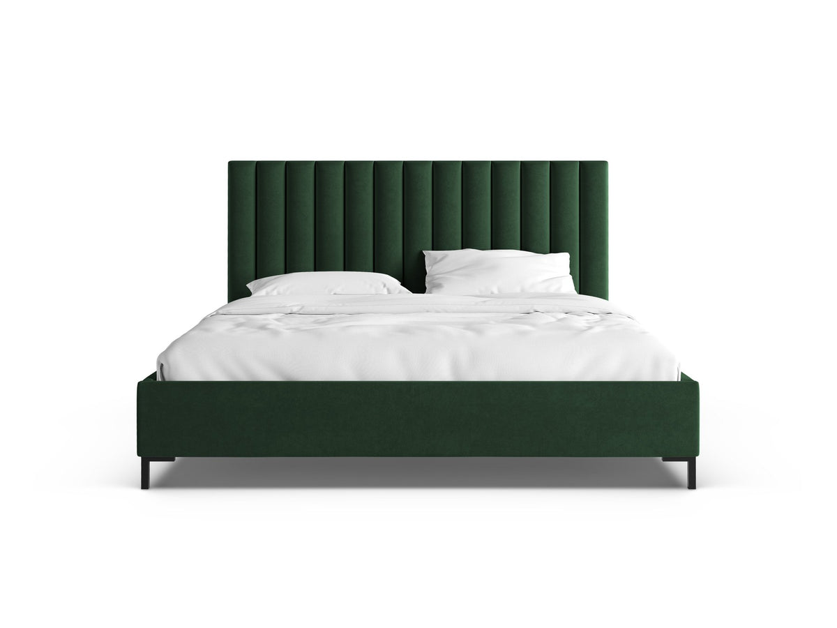 Flaschengrünes Boucle-Bett mit Stauraumkasten, gepolstertem Kopfteil und schwarzen Metallbeinen, Frontalansicht im Schlafzimmer.