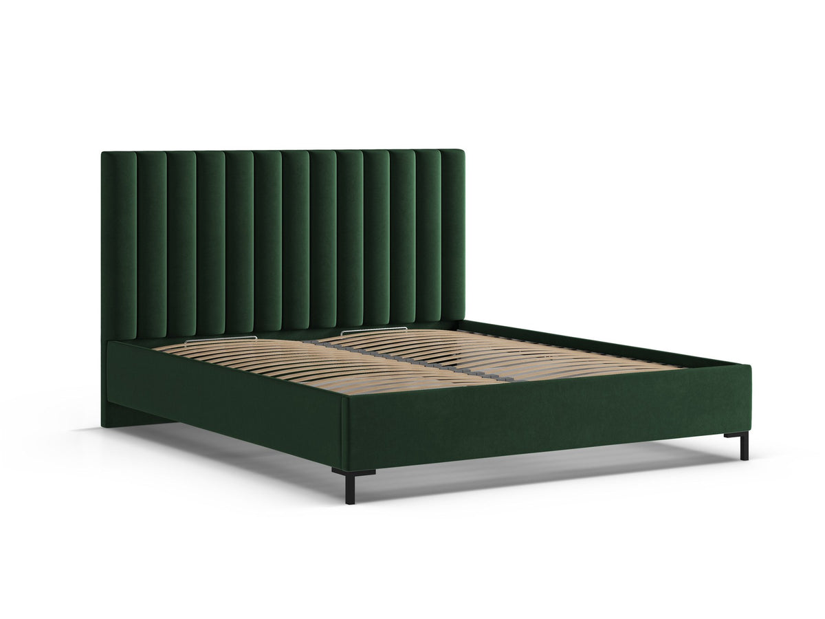 Flaschengrünes Boucle-Bett mit Stauraumkasten, gepolstertem Kopfteil und schwarzen Metallbeinen, Frontalansicht im Schlafzimmer.