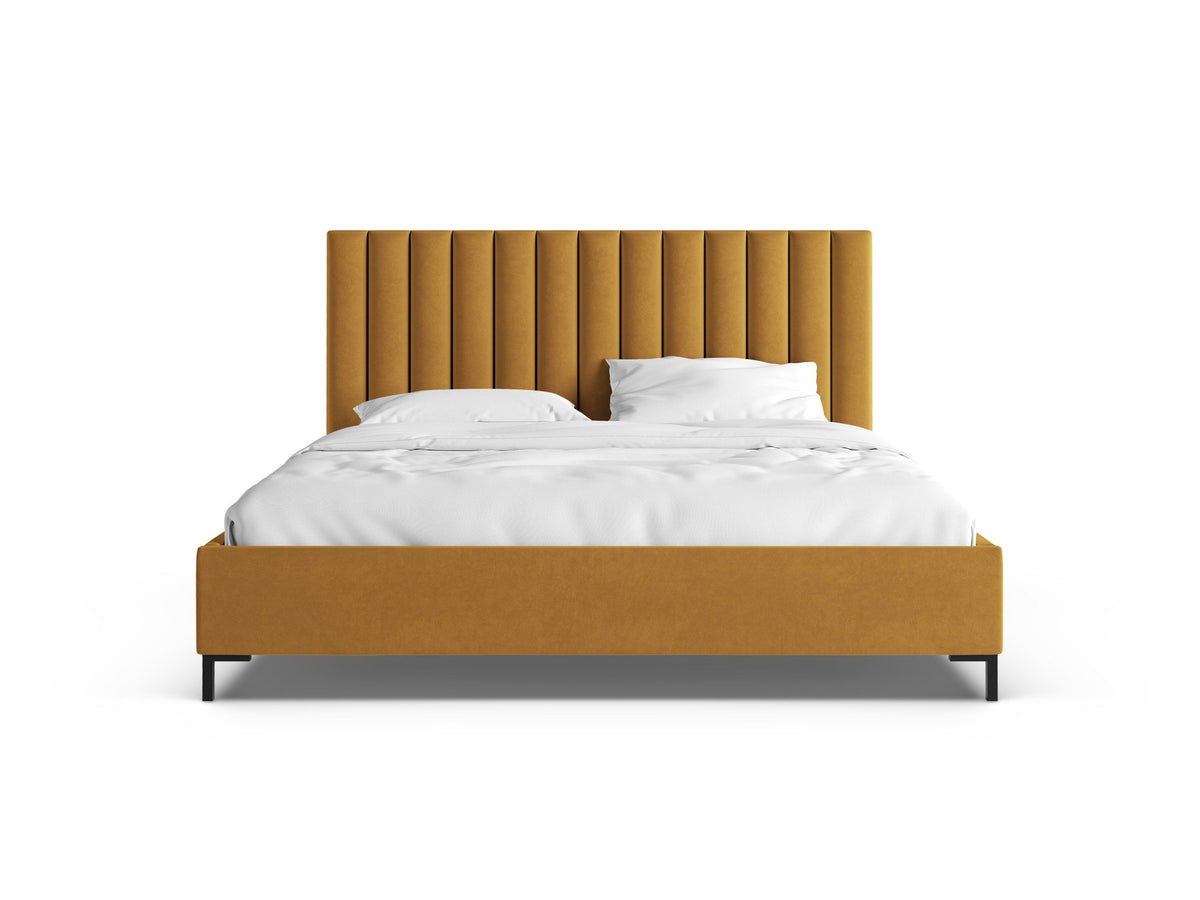 Flaschengrünes Boucle-Bett mit Stauraumkasten, gepolstertem Kopfteil und schwarzen Metallbeinen, Frontalansicht im Schlafzimmer.