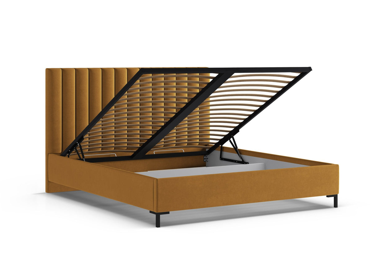 Flaschengrünes Boucle-Bett mit Stauraumkasten, gepolstertem Kopfteil und schwarzen Metallbeinen, Frontalansicht im Schlafzimmer.