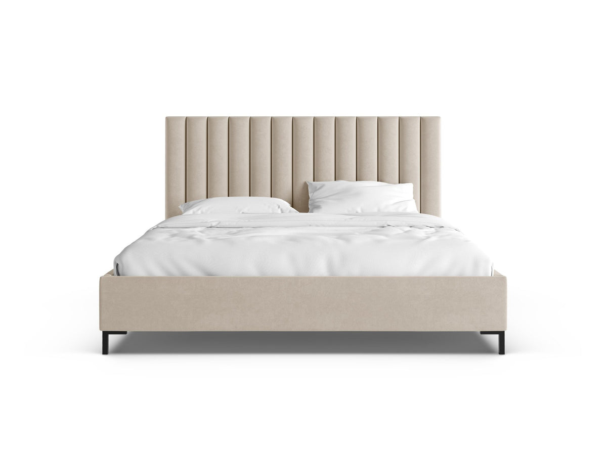 Flaschengrünes Boucle-Bett mit Stauraumkasten, gepolstertem Kopfteil und schwarzen Metallbeinen, Frontalansicht im Schlafzimmer.