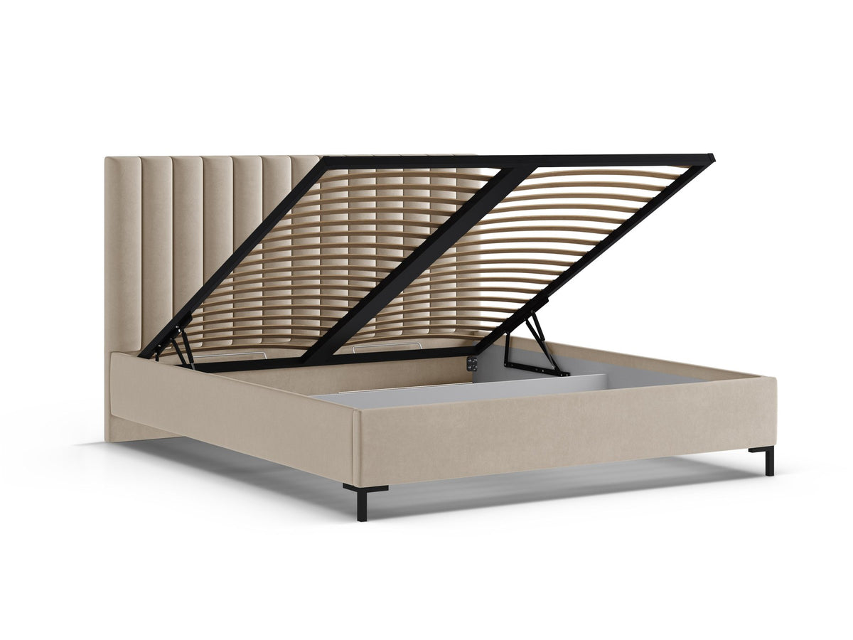 Flaschengrünes Boucle-Bett mit Stauraumkasten, gepolstertem Kopfteil und schwarzen Metallbeinen, Frontalansicht im Schlafzimmer.