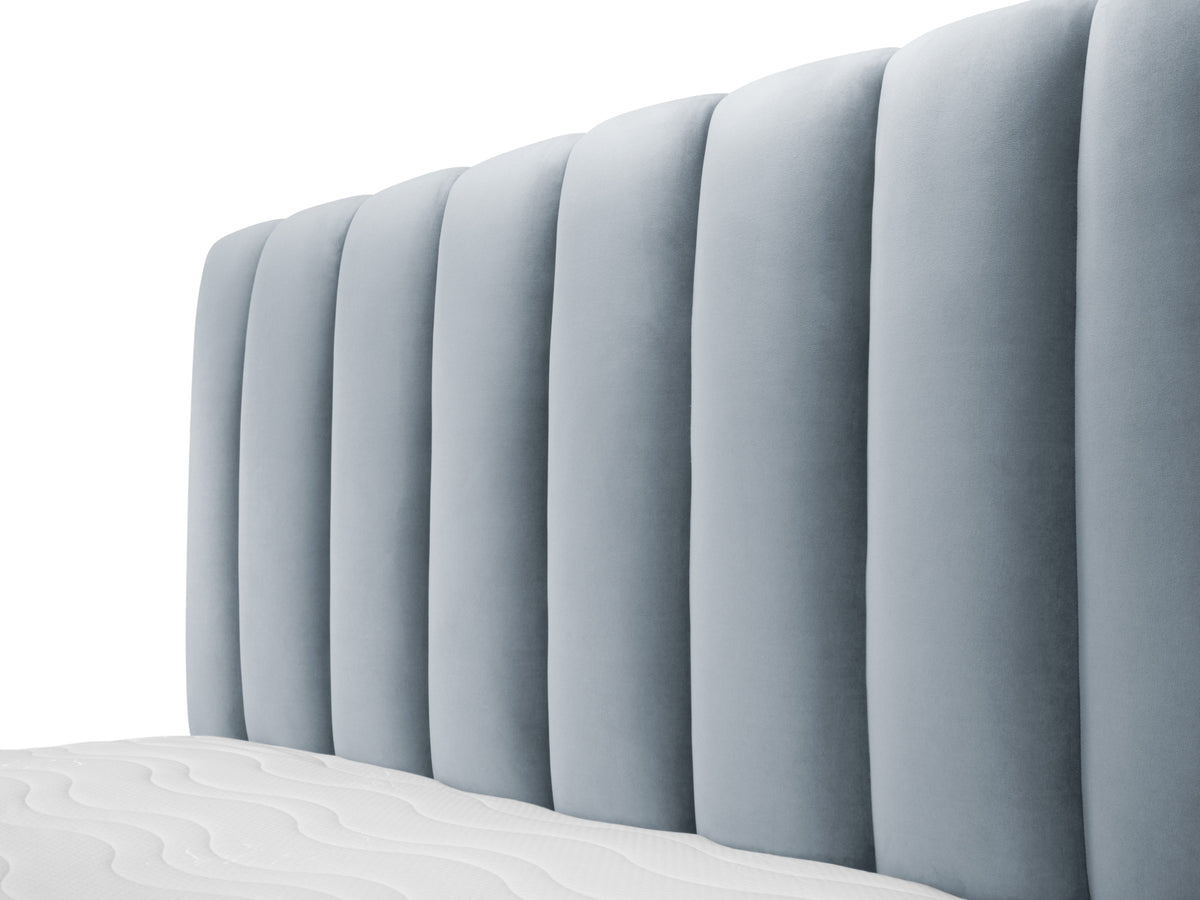 Kelp Bett mit Stauraum und Headboard 180cm in Light Blue-Bluvel präsentiert im Onlineshop von KAQTU Design AG. Bett ist von Micadoni