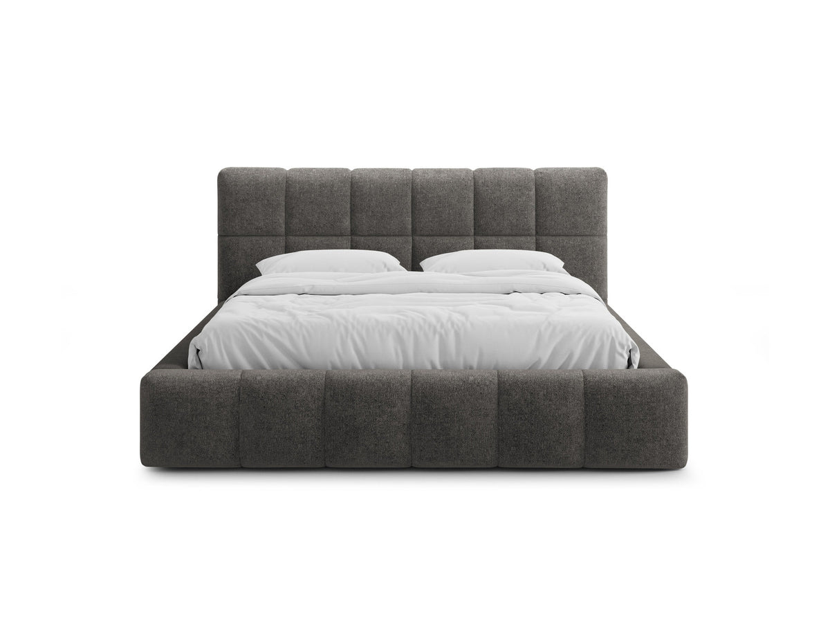 Bellis Ablagebett mit Kopfteil von Micadoni in Gelb, Bezug aus Bluvel-Stoff, schwarze Kunststoffbeine, gepolstertes Kopfteil mit Ziernähten.