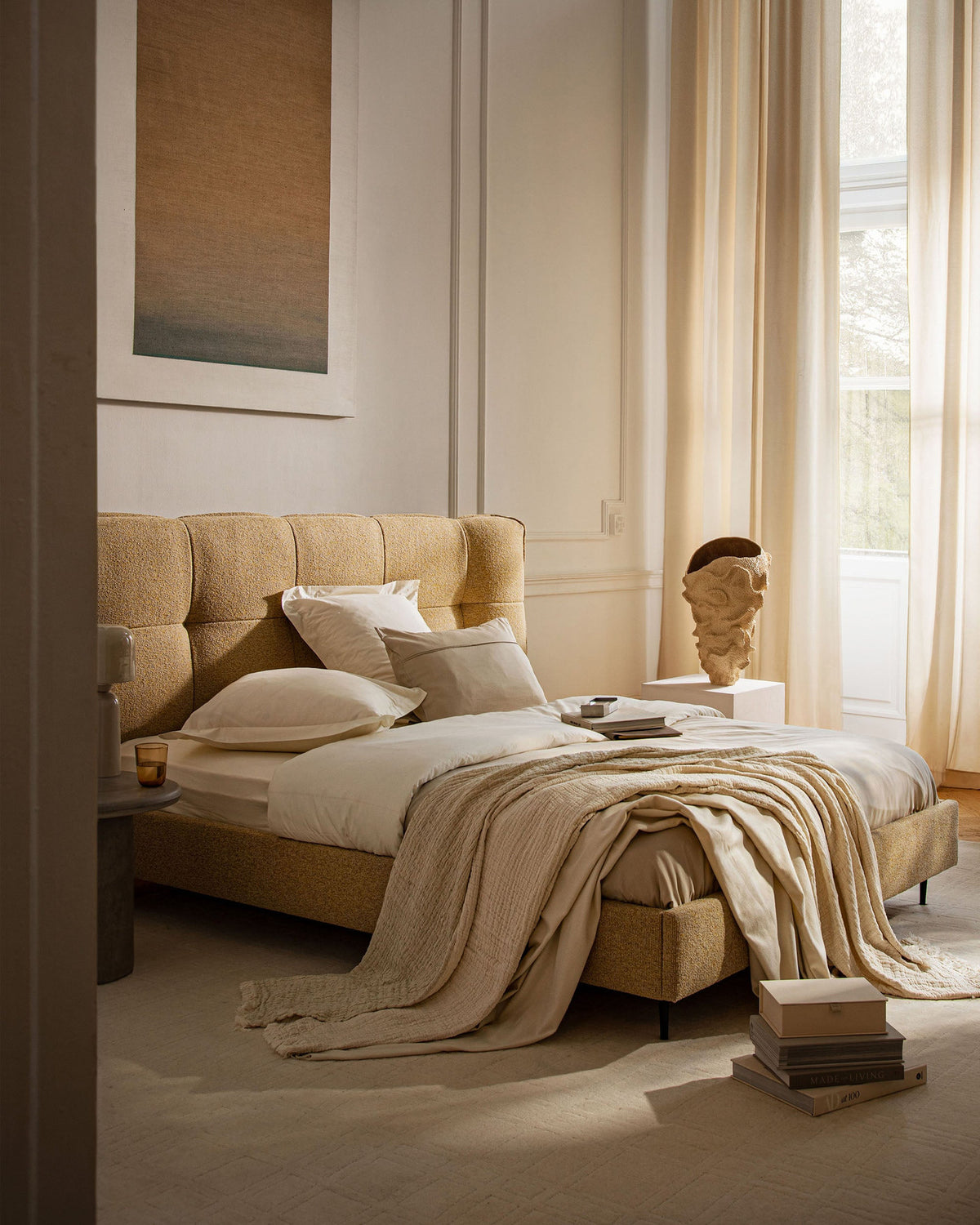 Stauraumbett Eric von Micadoni mit gepolstertem Kopfteil in Sand-Casino, Metallrahmen, Sperrholzlatten und Bettkasten mit Gaslift-Öffnung, schwarze Kunststoffbeine.