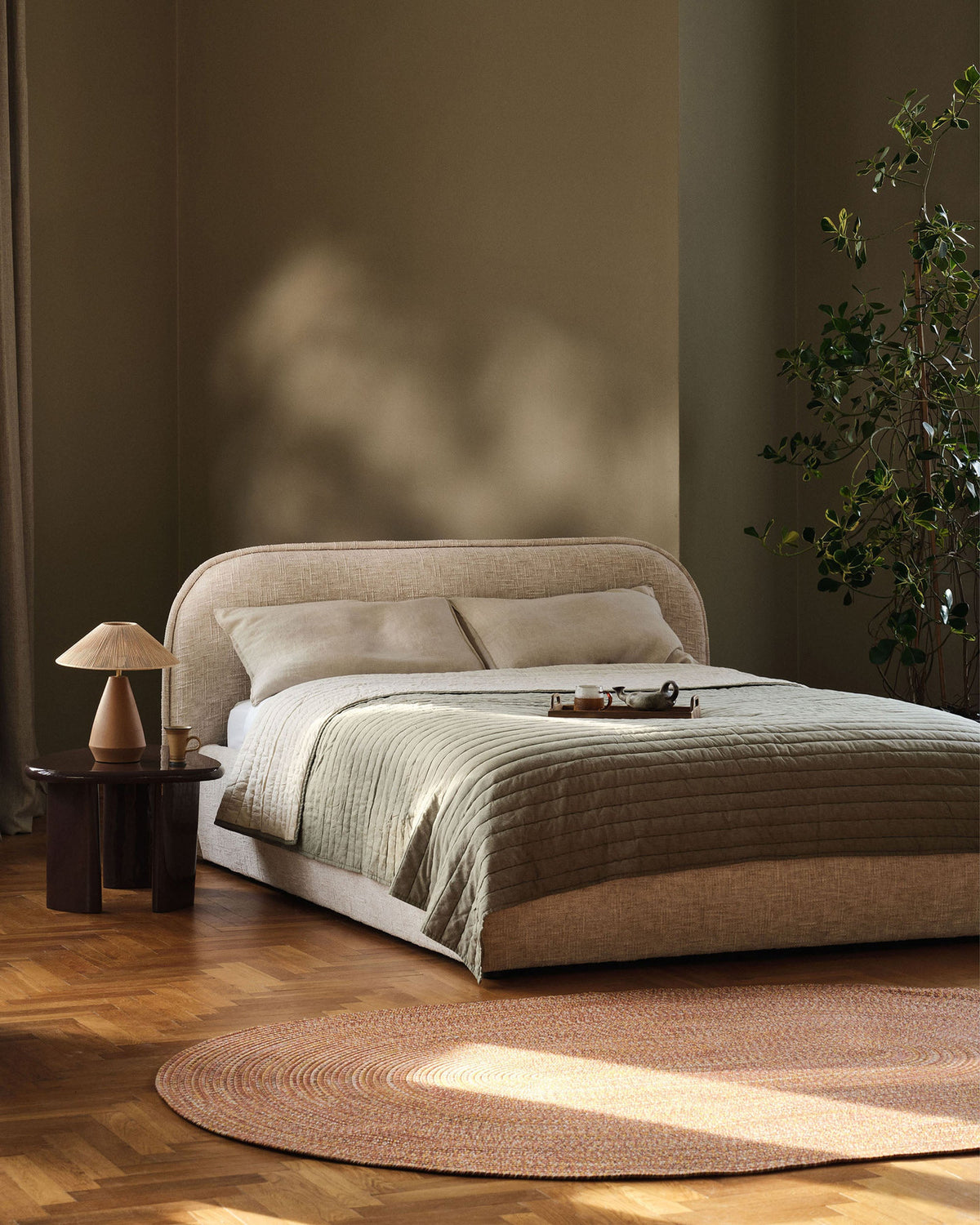Stauraumbett Murada von Micadoni mit gepolstertem Kopfteil, Metallrahmen, Sperrholzlatten und schwarzen Kunststoffbeinen, Bettkasten mit Gaslift-Öffnung.