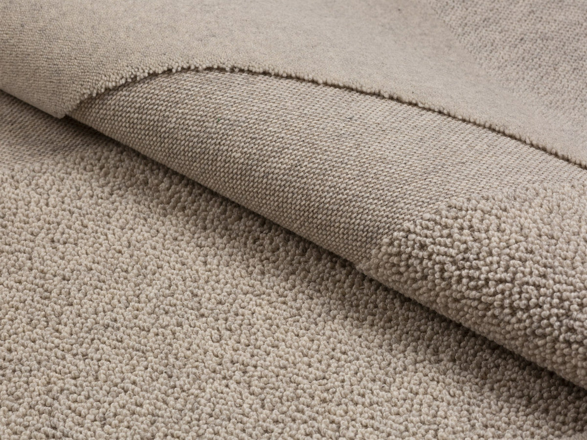 Hellgrauer Constructo Teppich von Micadoni aus englischer Wolle, rechteckige Form, dichter Flor, liegend auf dem Boden fotografiert