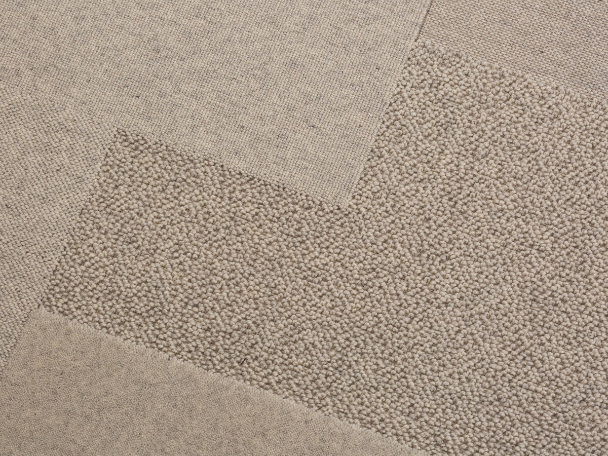 Hellgrauer Constructo Teppich von Micadoni aus englischer Wolle, rechteckige Form, dichter Flor, liegend auf dem Boden fotografiert