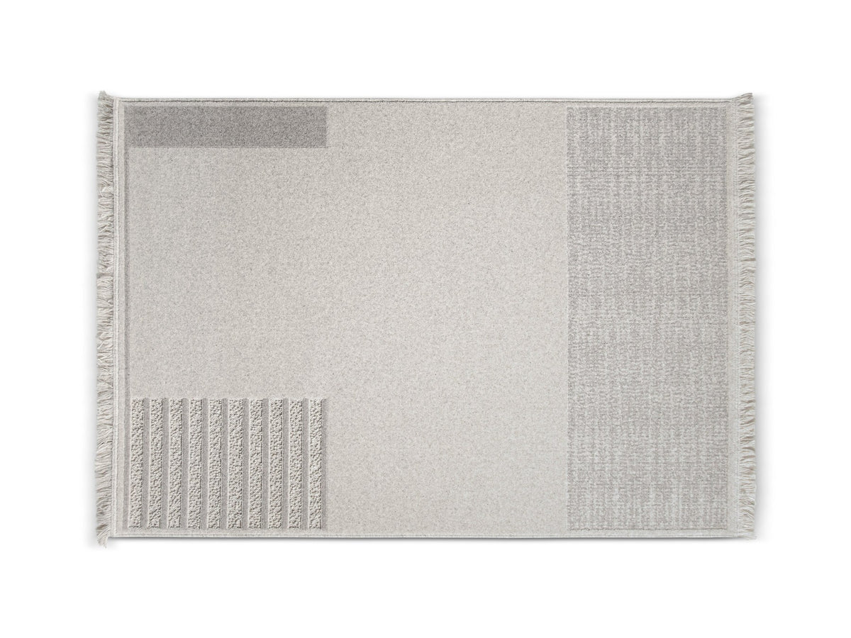 Hellgrauer Wollteppich Form von Micadoni mit reliefartigem Muster aus Schnitt- und Schlingenflor, Grösse 230x160cm.