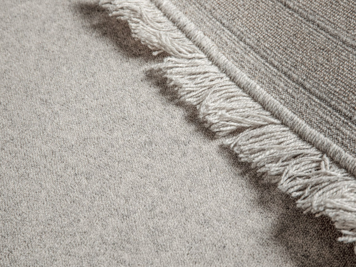 Hellgrauer Wollteppich Form von Micadoni mit reliefartigem Muster aus Schnitt- und Schlingenflor, Grösse 230x160cm.