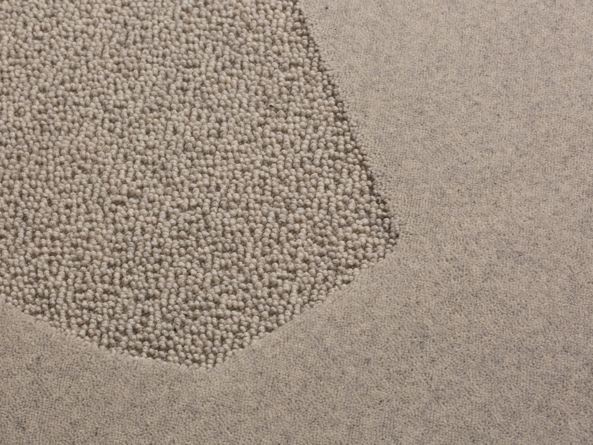 Hellgrauer Flow Teppich von Micadoni aus Wolle, rechteckige Form, Grösse 300x200cm, liegt auf hellem Boden in einem Wohnraum.