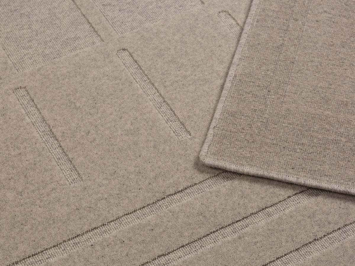Hellgrauer Wollteppich Kasai von Micadoni, rechteckige Form, 300x200 cm, dichter Flor, sauber verarbeitete Kanten auf hellem Boden.