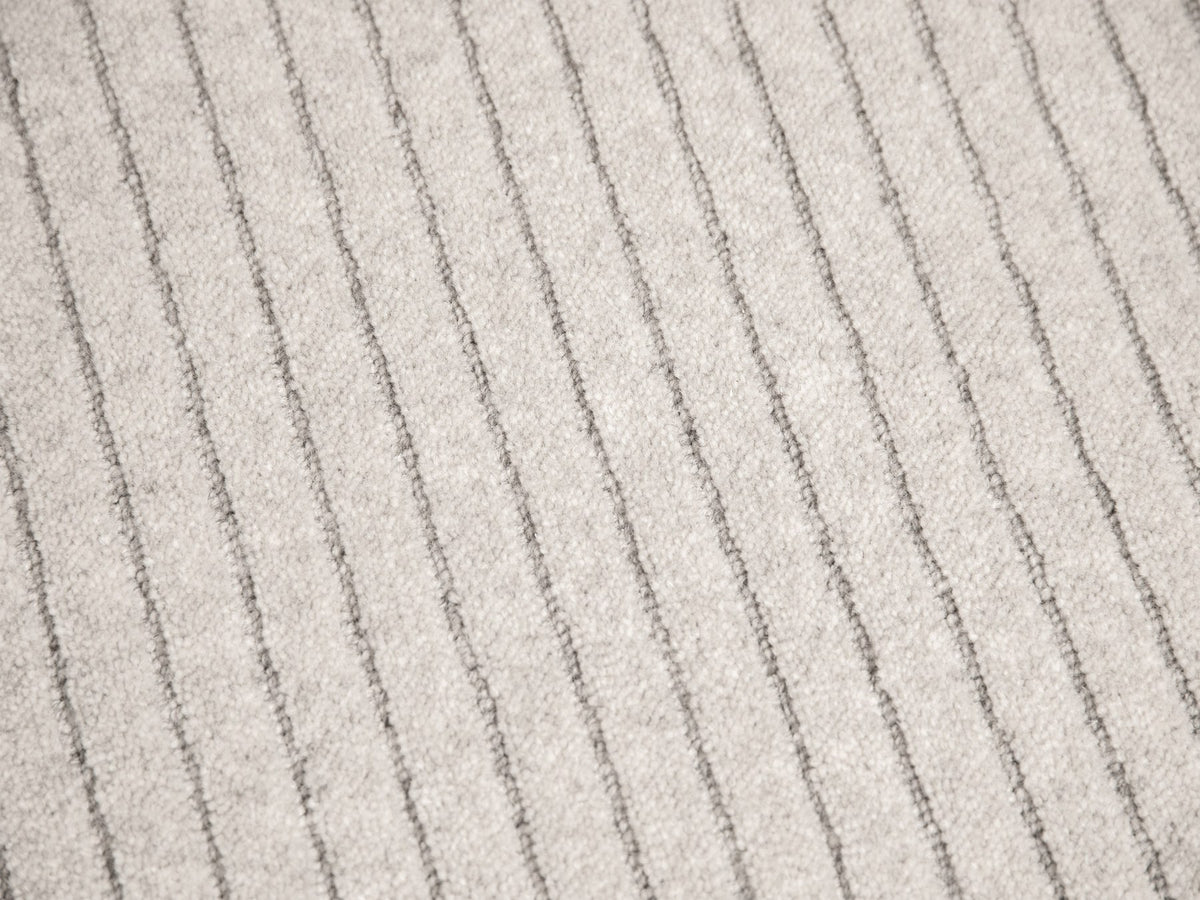 Hellgrauer Teppich Rokel aus 100% Wolle mit Streifenmuster, Schnitt- und Schlingenflor, Grösse 300x200cm, Hersteller Micadoni.
