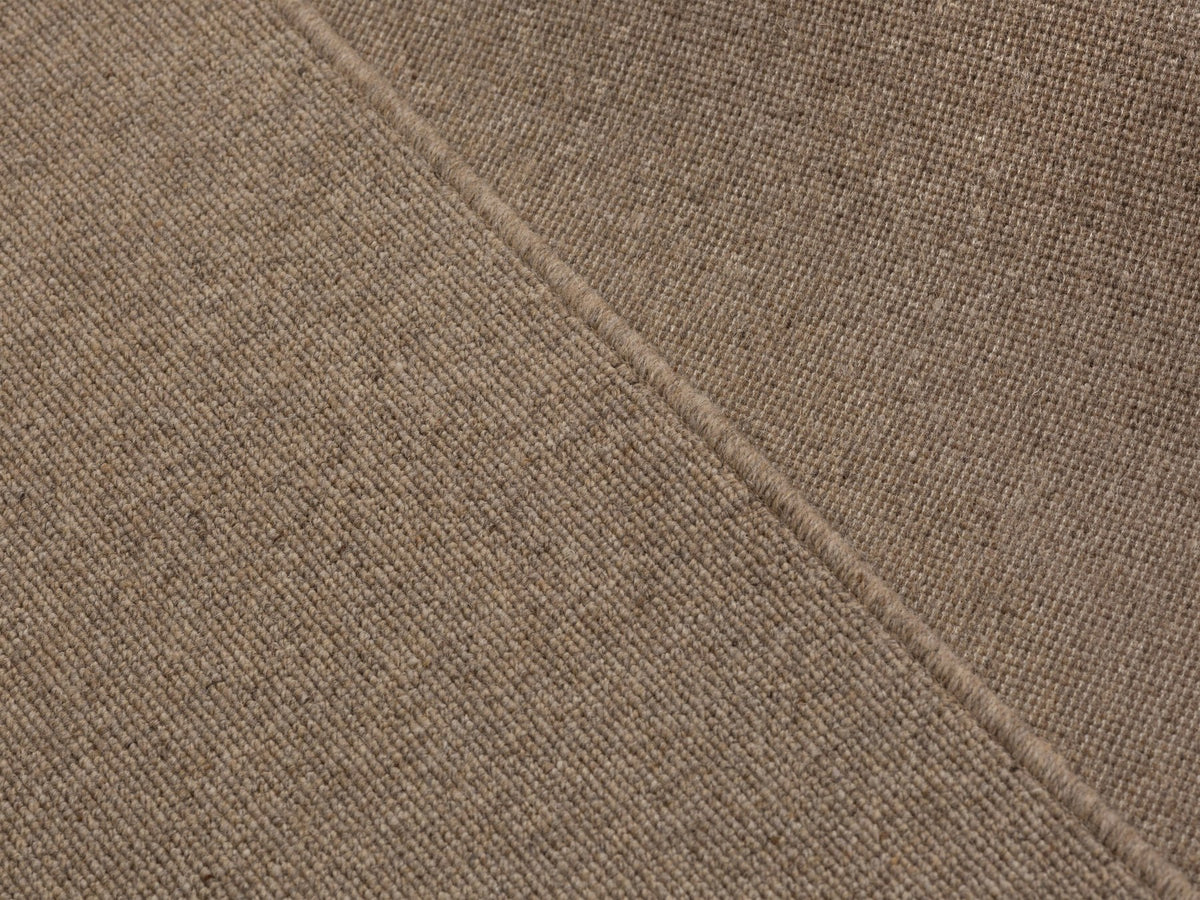 Dunkelbeiger Wollteppich Terra von Micadoni, rechteckig, 300x200cm, mit dichtem Flor und sauber verarbeiteten Kanten.
