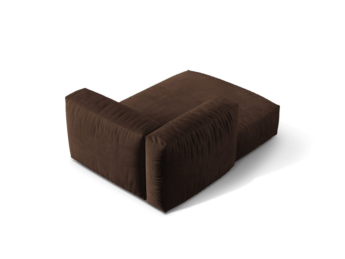 Modulares Sofa Martina von Micadoni in Schokolade: Chaiselongue mit Veloursstoff, schwarzen Kunststoffbeinen und niedriger Rückenlehne.