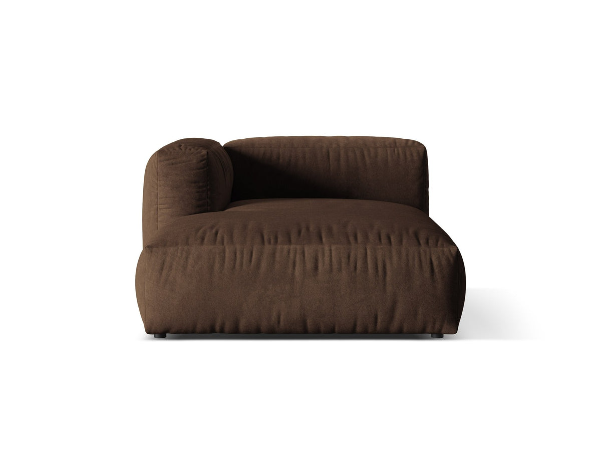 Modulares Sofa Martina von Micadoni in Schokolade: Chaiselongue mit Veloursstoff, schwarzen Kunststoffbeinen und niedriger Rückenlehne.