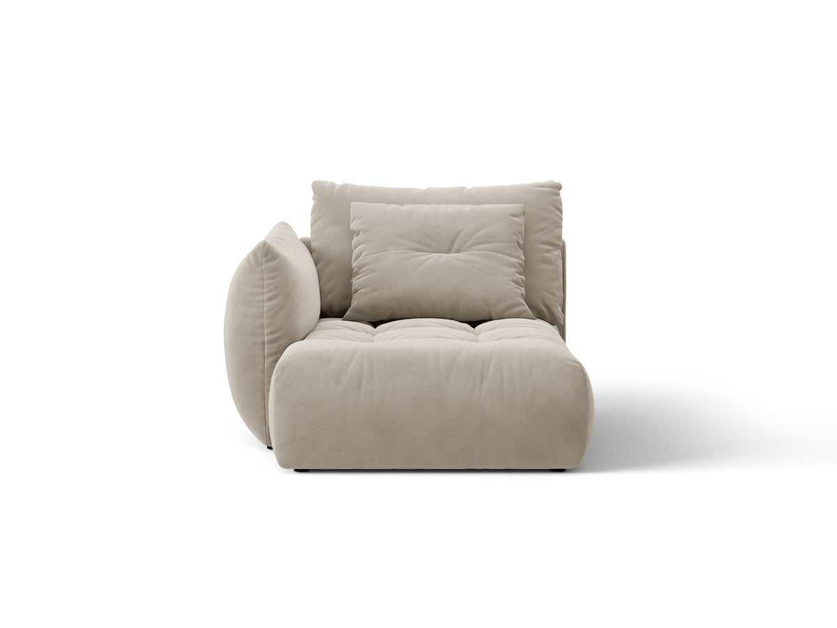 Beige Chaiselongue Bloom von Micadoni mit Veloursbezug Casino Pearl, schwarzen Kunststoffbeinen und gepolsterter Rückenlehne.