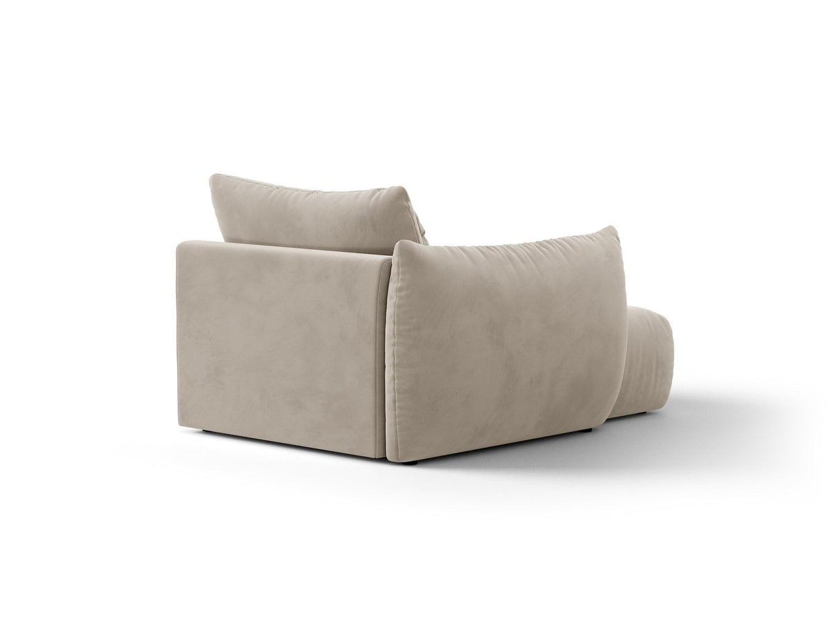 Beige Chaiselongue Bloom von Micadoni mit Veloursbezug Casino Pearl, schwarzen Kunststoffbeinen und gepolsterter Rückenlehne.