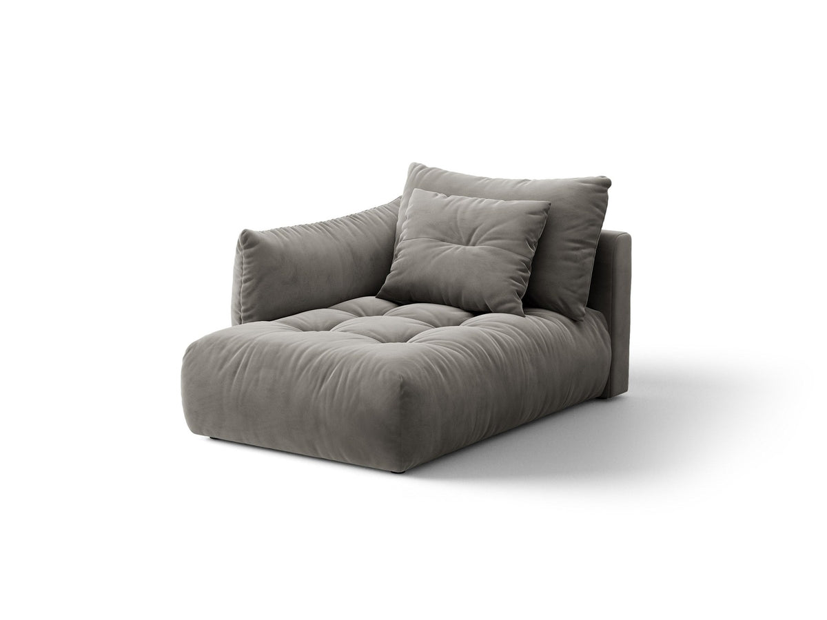 Beige Chaiselongue Bloom von Micadoni mit Veloursbezug Casino Pearl, schwarzen Kunststoffbeinen und gepolsterter Rückenlehne.